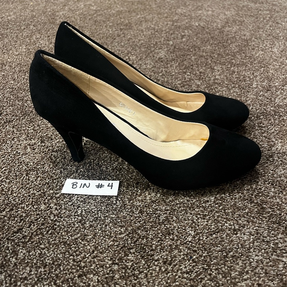 2/$20 Suede heels size 41. Excellent condition